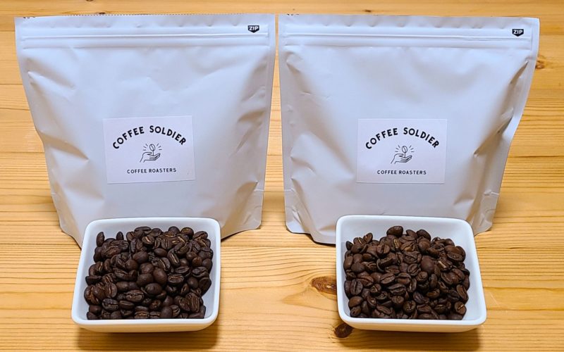 コーヒーソルジャー「初回限定 お試しセット」のコーヒー豆（左がグアテマラ、右がブラジル）